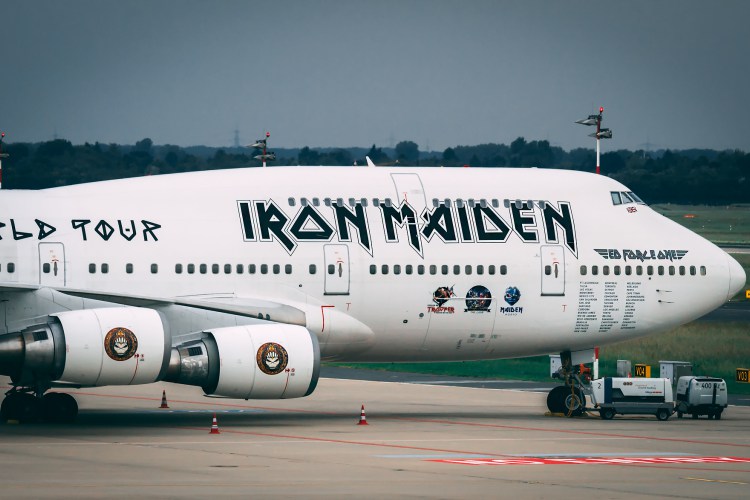 ed-force-one-747-400-iron-maiden-closeup